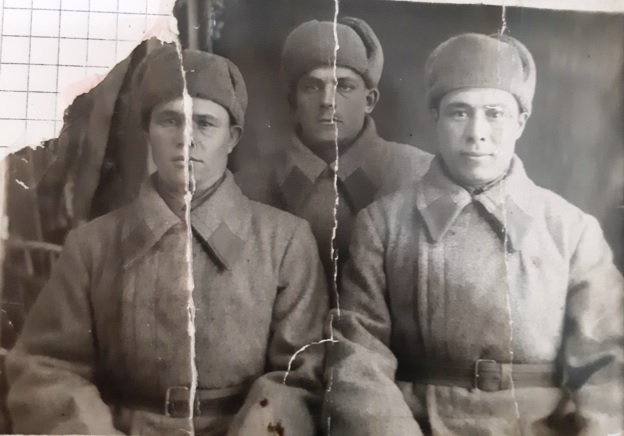 Гизетдинов Минсалих (справа) с однополчанами. 1943 г.