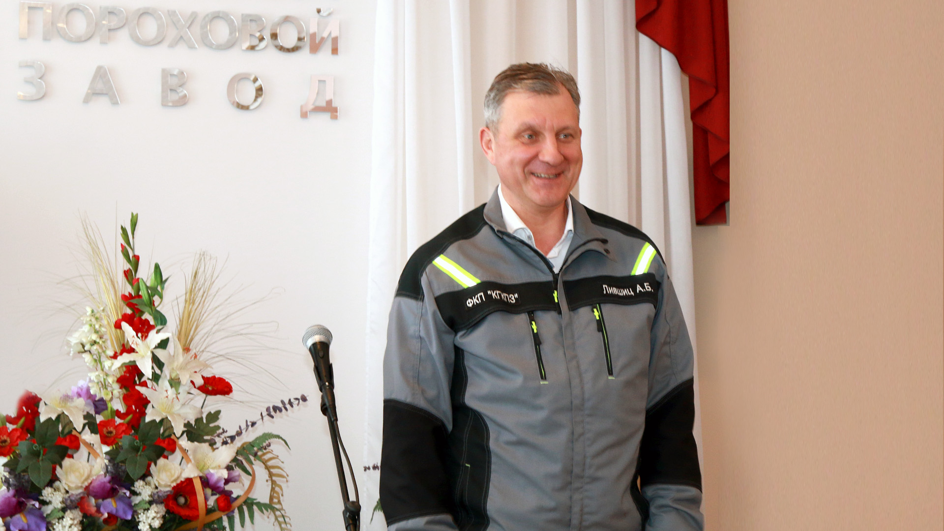 генеральный директор Казанского порохового завода Александр Борисович Лившиц поздравил женщин – ветеранов предприятия с Международным женским днем!