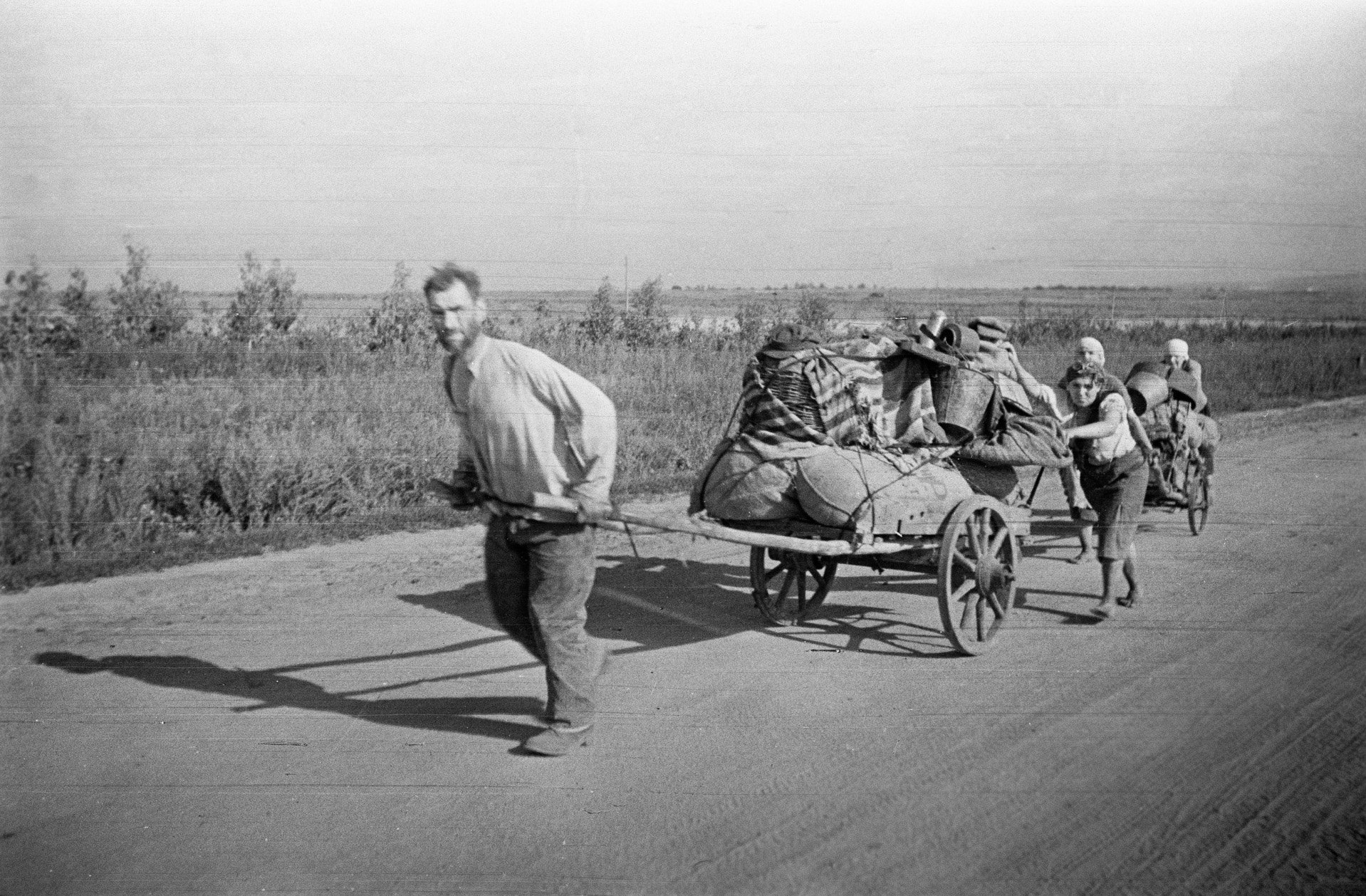Мирные жители возвращаются в освобожденный Белгород. Фотограф: Семен Фридлянд