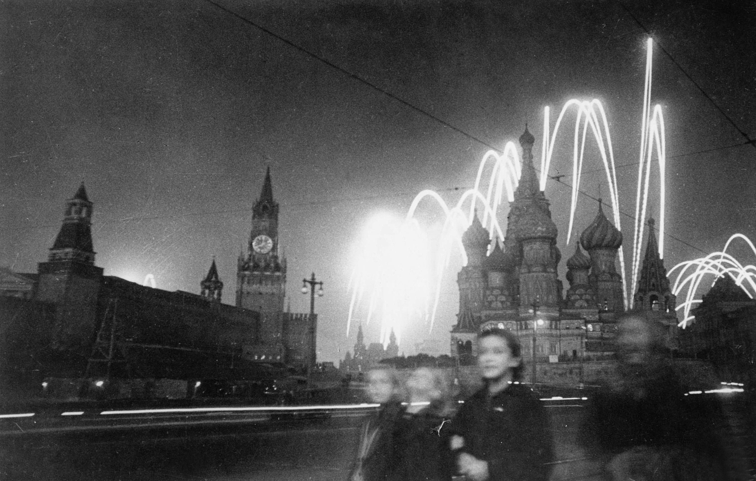 📷 Артиллерийский салют в Москве в честь освобождения Орла и Белгорода.