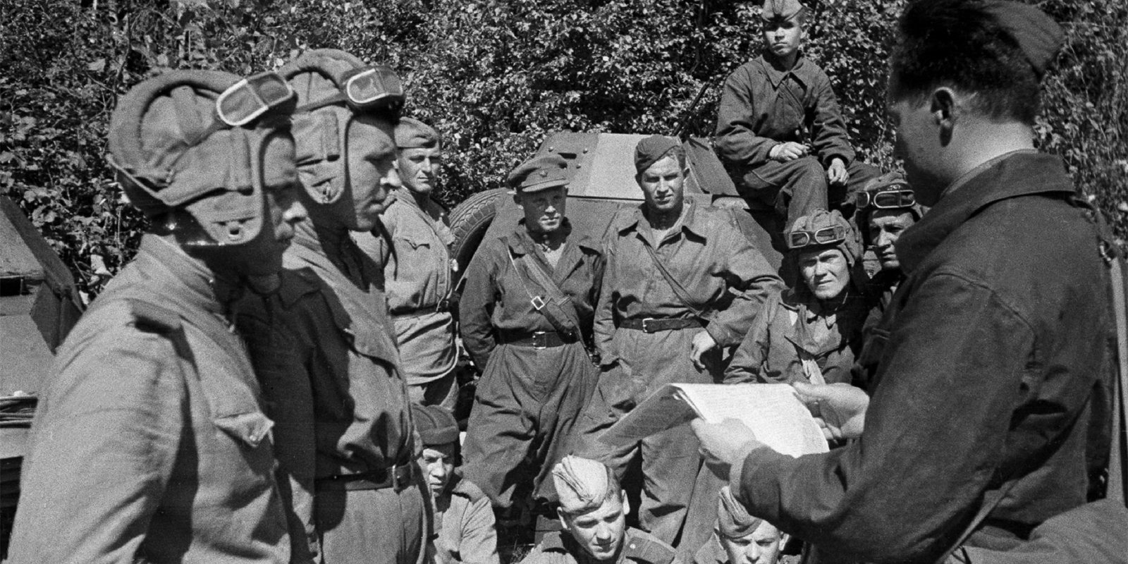 📷 Чтение газеты экипажам советских бронеавтомобилей БА-64 о освобождении городов Орёл и Белгород. Калининский фронт.