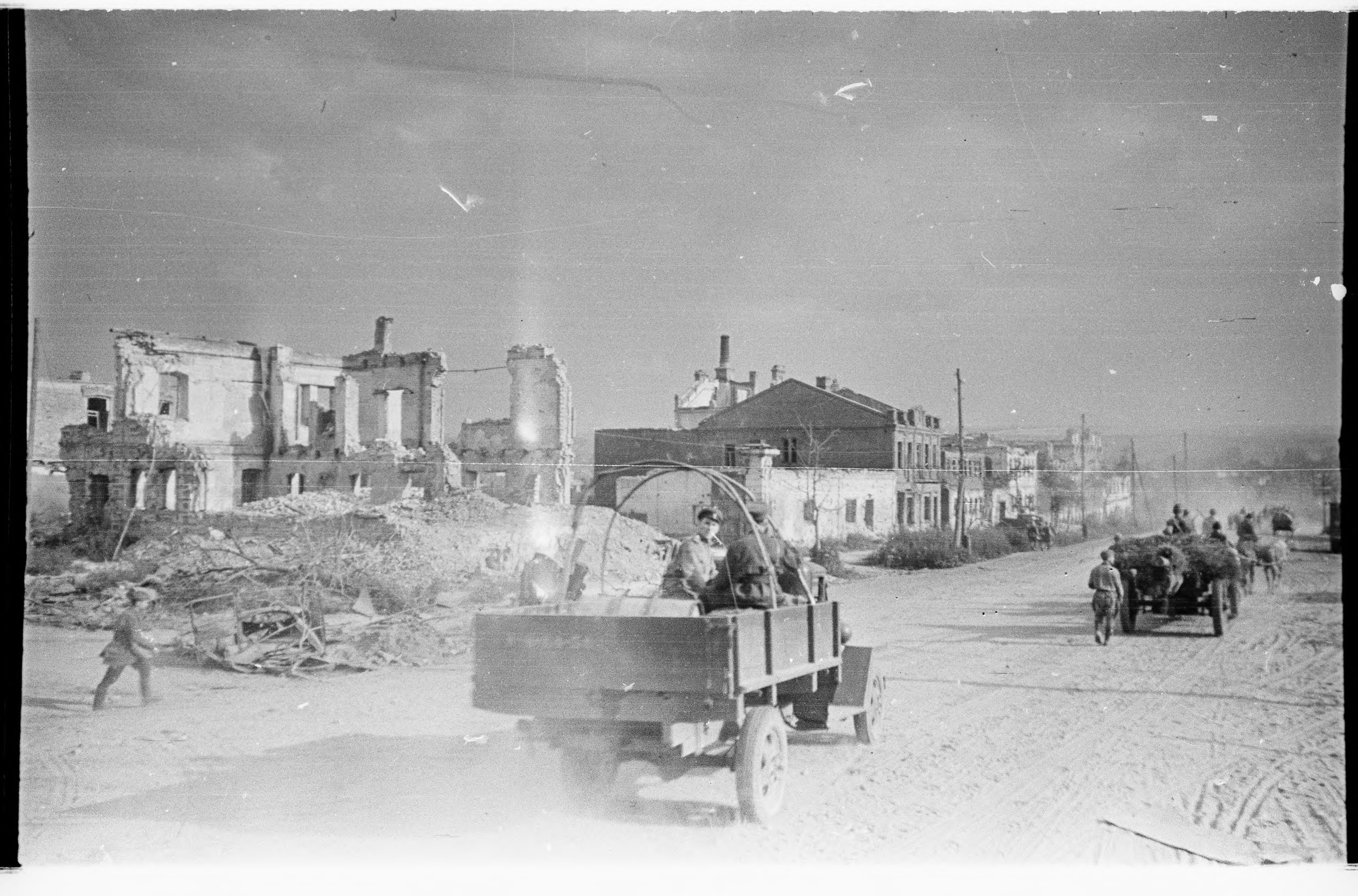 Август 1943 года. Колонна советских 122-мм гаубиц М-30 проезжает по Новомосковской улице освобожденного Белгорода. Фотограф: Семен Фридлянд