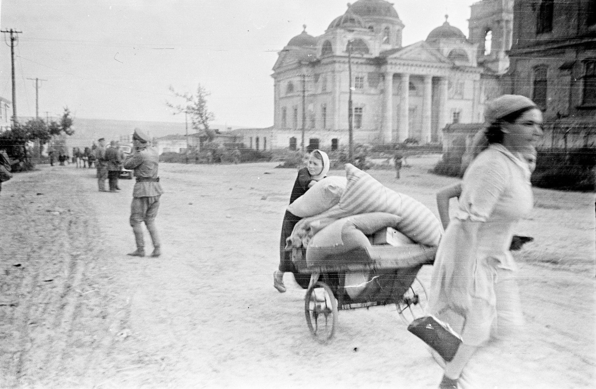 Мирные жители возвращаются в освобожденный Белгород. Фотограф: Семен Фридлянд