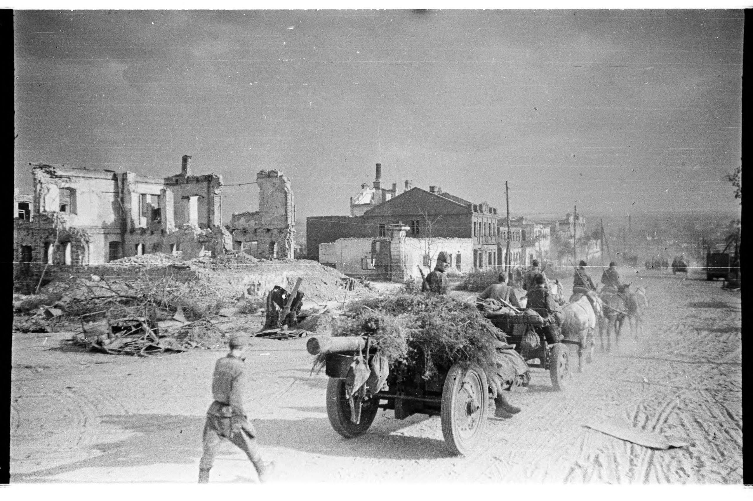 Август 1943 года. Колонна советских 122-мм гаубиц М-30 проезжает по Новомосковской улице освобожденного Белгорода. Фотограф: Семен Фридлянд