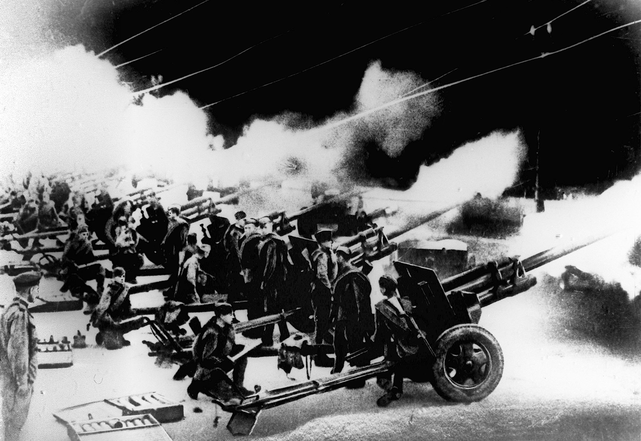 📷 Салют в Москве в честь освобождения Орла и Белгорода. Салют ведется из 76-мм орудий ЗиС-3.