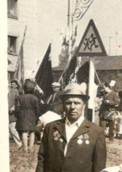 1 мая парад на перекрёстке улиц Пиратская и Рогачёва.