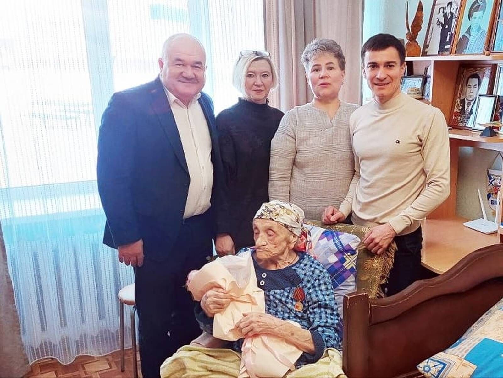 Азнакаевские ветераны и труженики тылы получают юбилейные медали к 80-летию