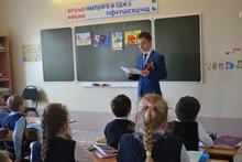 Детям о войне читает начальник отдела культуры Марс Мобаракович