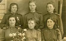 стоит во втором ряду в центре Данилова Анна Федоровна с боевыми подругами