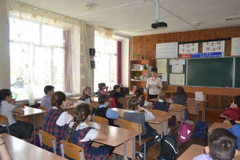 Детям о войне читает методист МБУК "Музей" Лилия Фаридовна